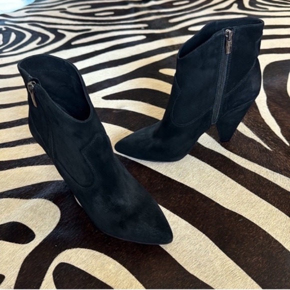Vince Camuto Movinto Suede Leather Heeled Booties/Boots Sz 9.5 Black Pointy Toe - Picture 10 of 11